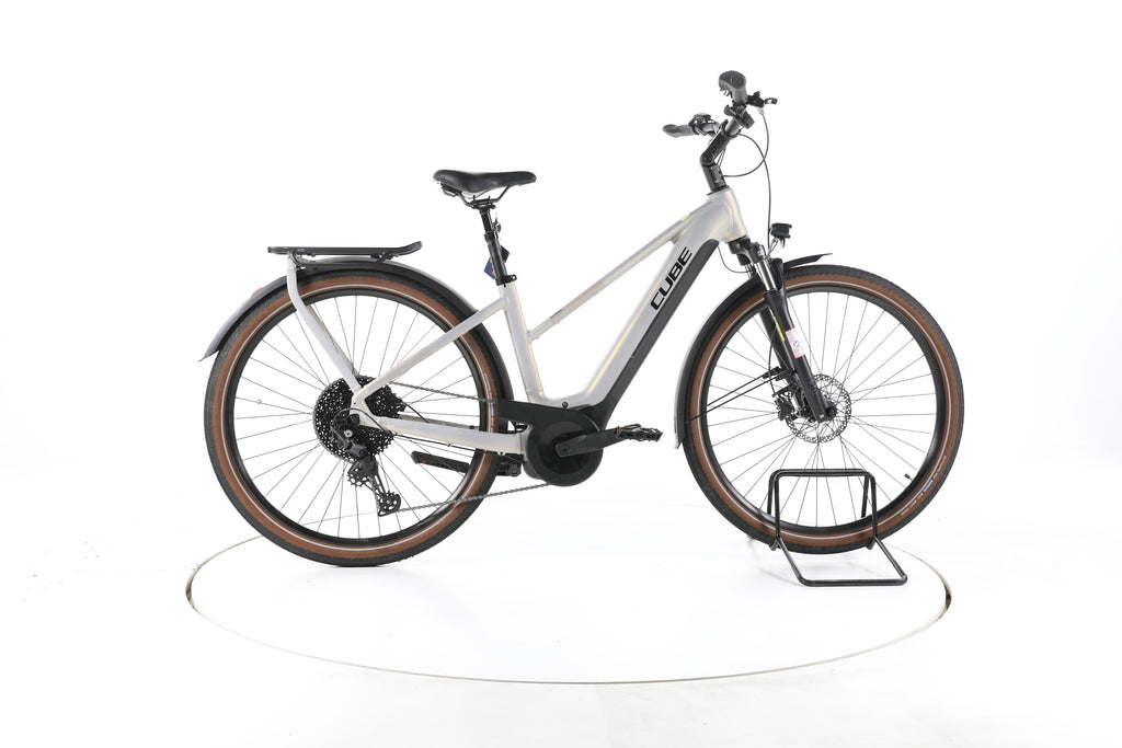 Cube Touring Hybrid Pro 625 Trekking E-Bike - Image 1