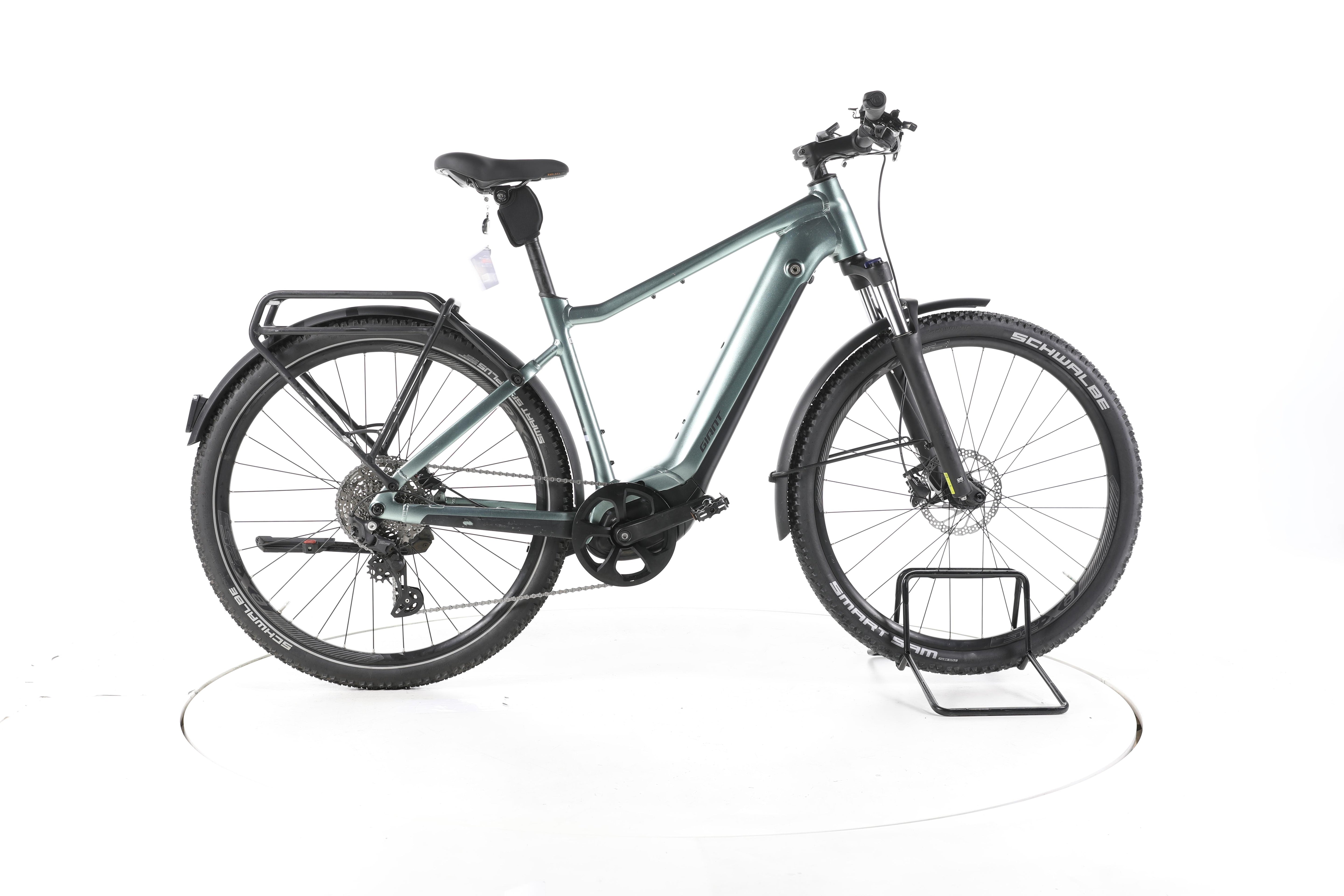 Giant Explore E+ 1 Trekking E-Bike - Image 1