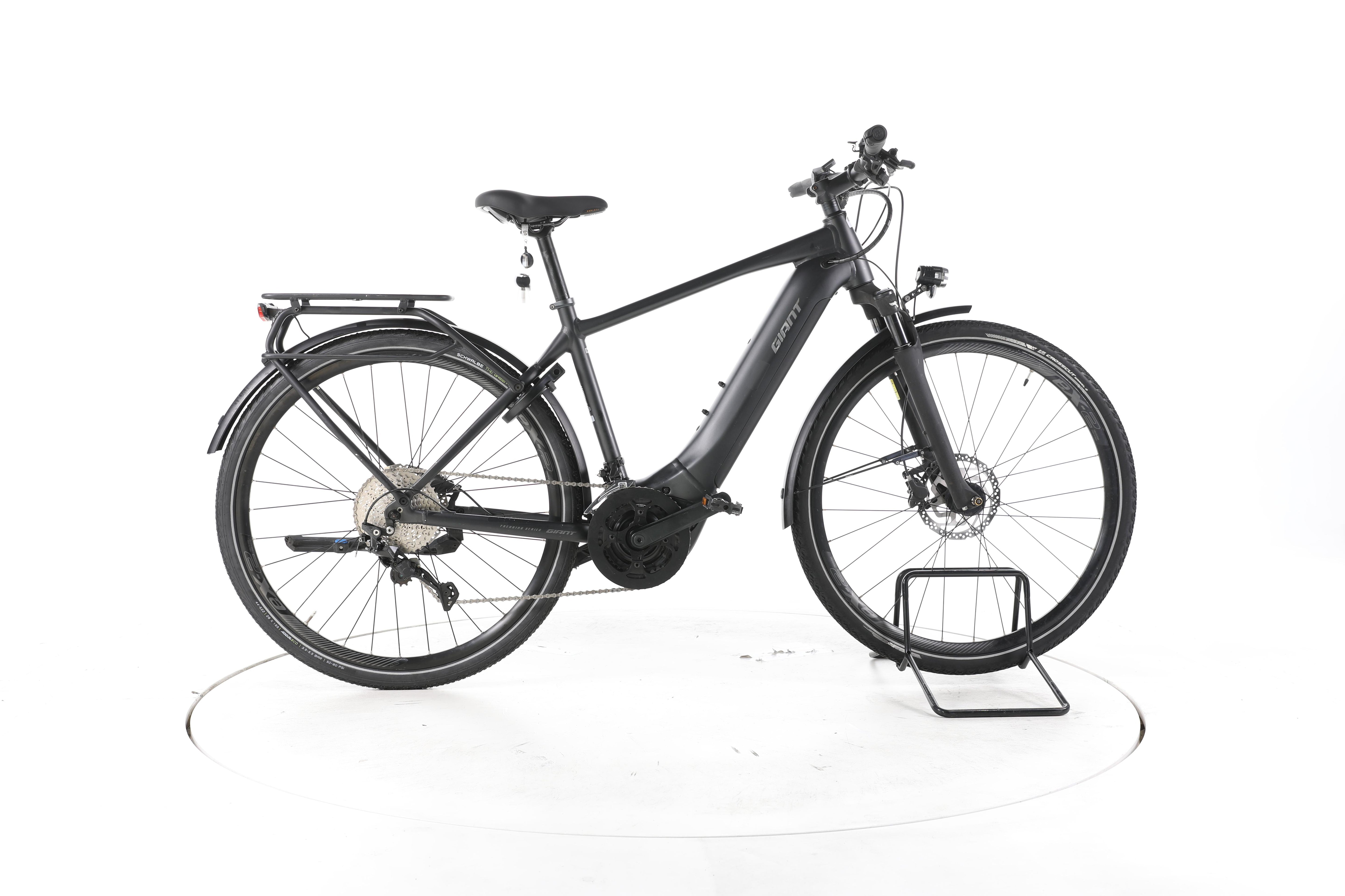 Giant Explore E+ Pro 1 Trekking E-Bike - Image 1