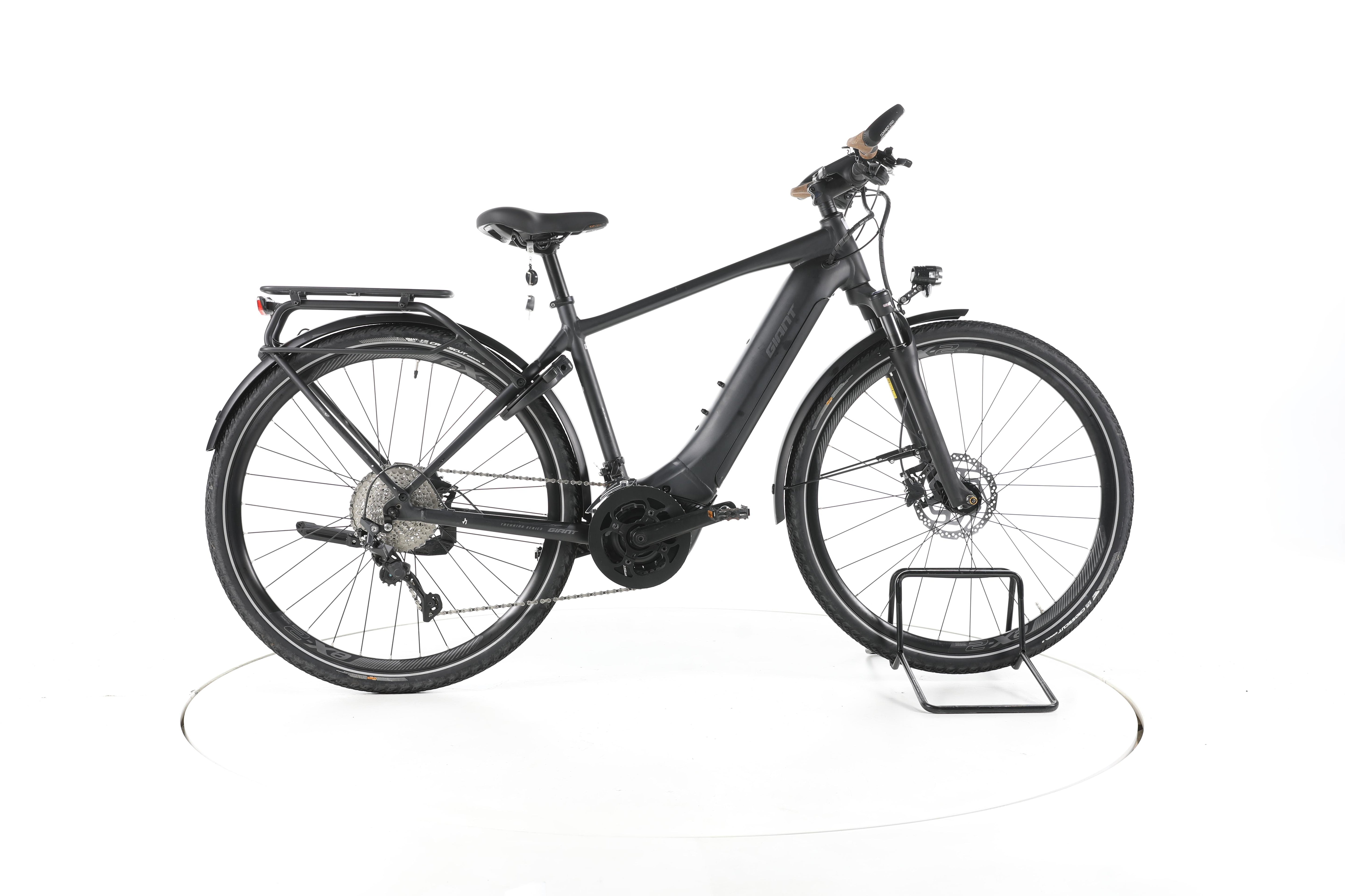 Giant Explore E+ 1 Trekking E-Bike - Image 1