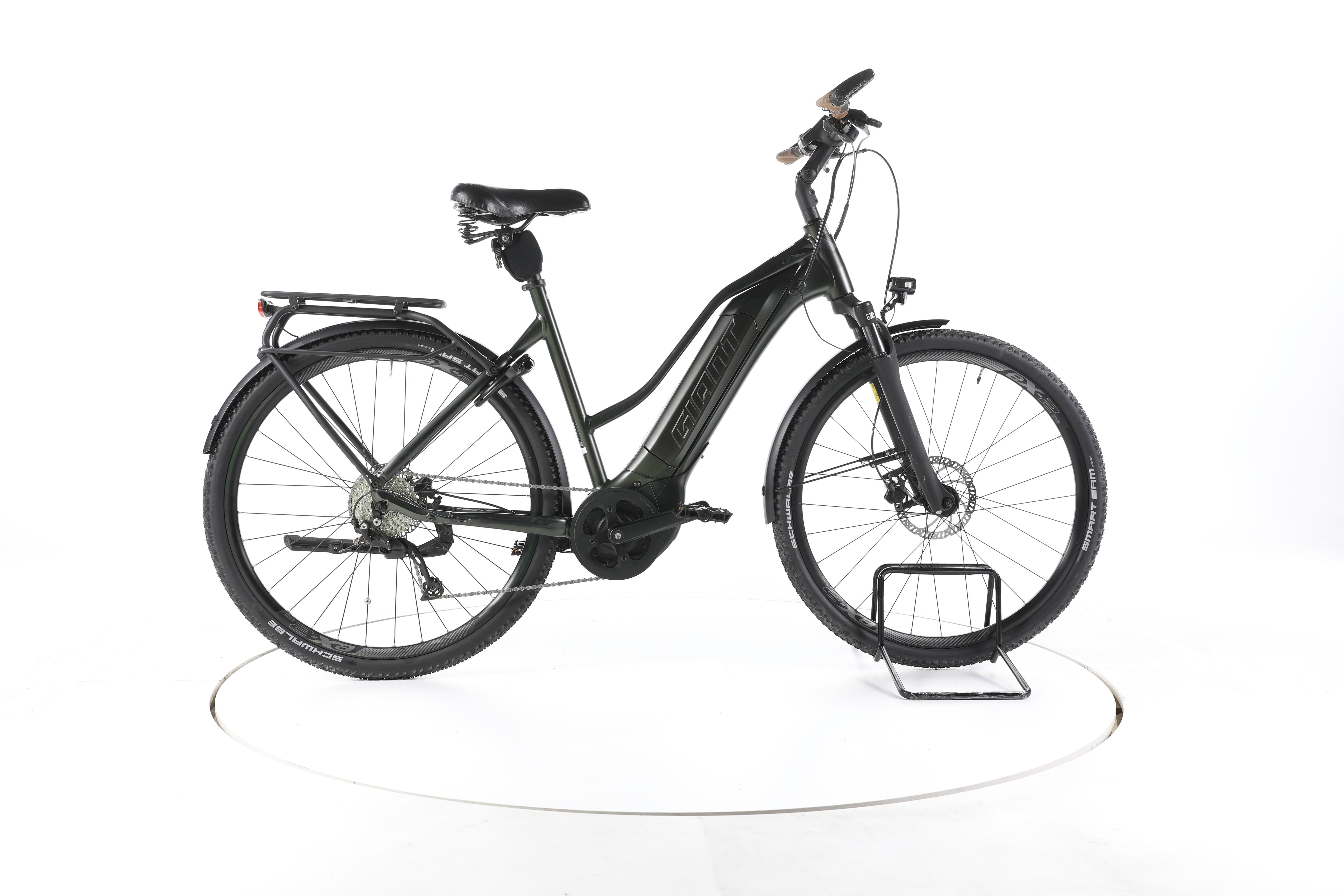 Giant Explore E+ 3 Trekking E-Bike - Image 1