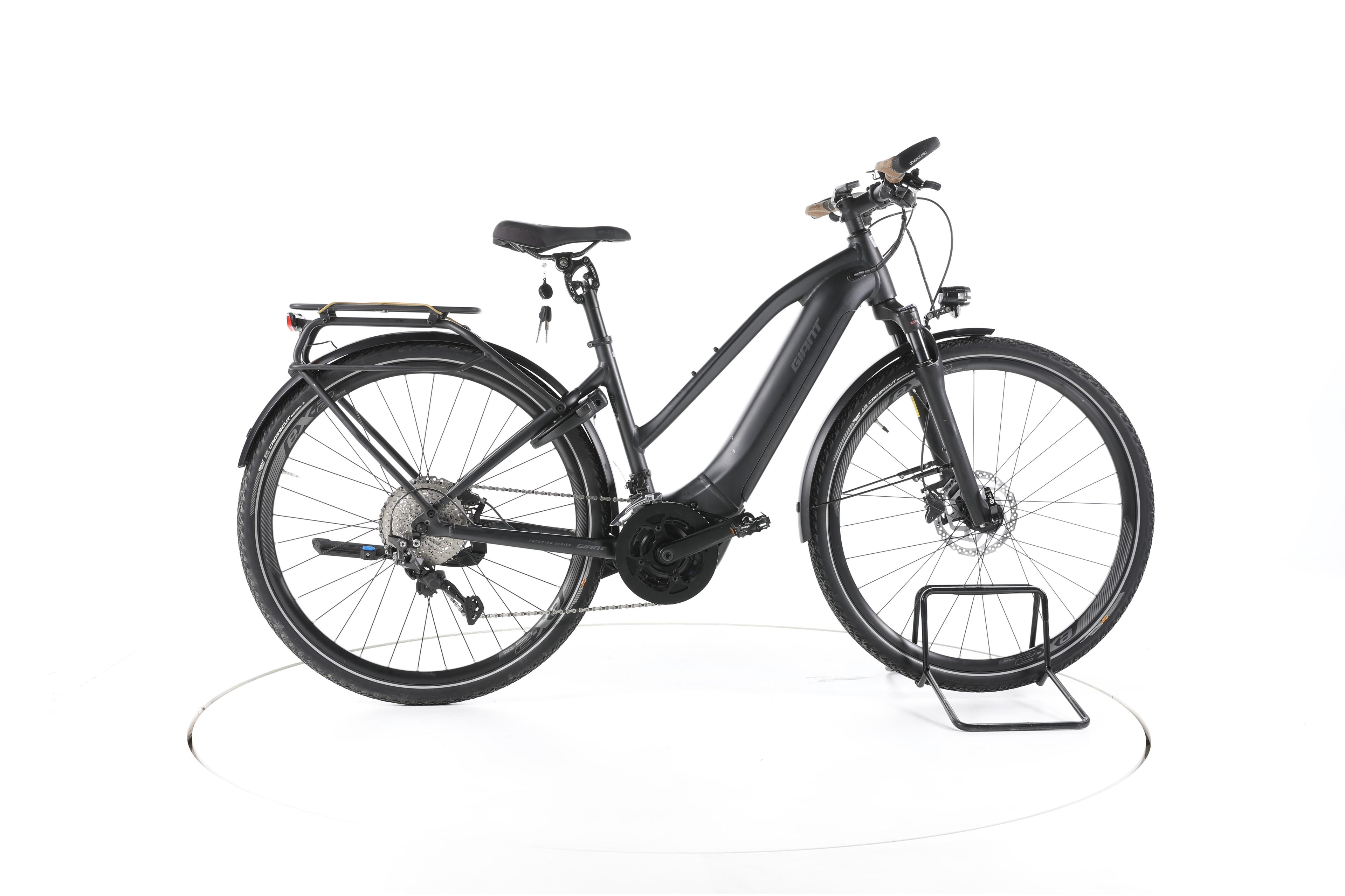 Giant Explore E+ 1 Trekking E-Bike - Image 1