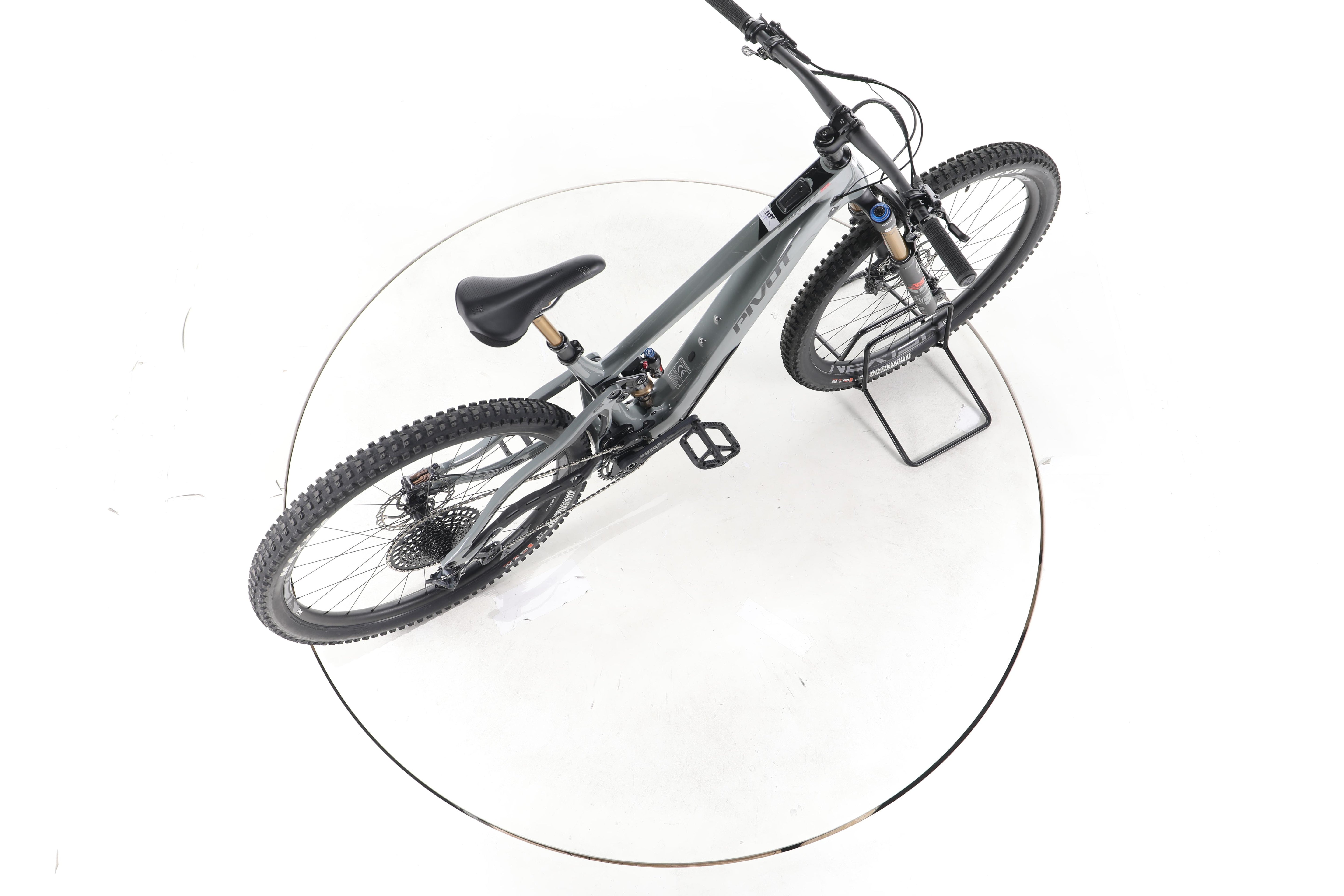 Pivot Cycles Shuttle SL E-Bike Fully Carbon - Image 24